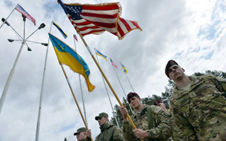 Binh sĩ Mỹ - Ukraine trong một hoạt động quân sự chung.